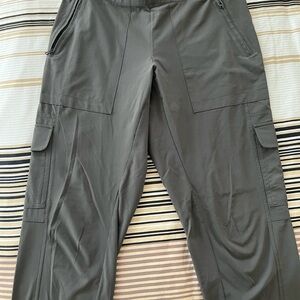 Athleta Women’s Cargo Pants in Olive/Dark Gray Size 8